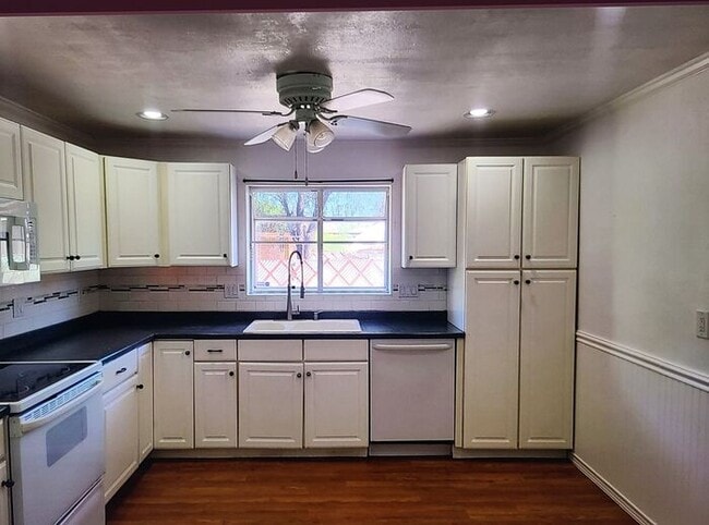 Building Photo - Beautiful 2 bedroom 2 bathroom!