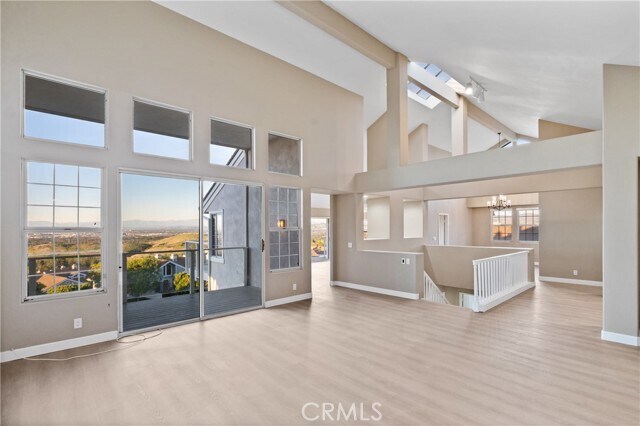 Building Photo - 6 Saros