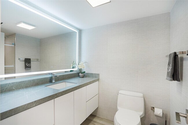 Building Photo - 5100 N Ocean Blvd