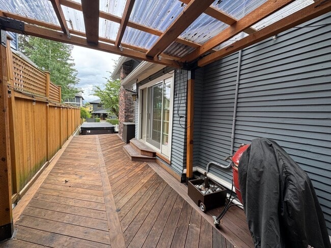 Building Photo - Warm & cozy 5 bed 2.5 bath home in the hea...