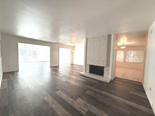 Building Photo - 4 Bedroom 2 Bathroom home available for re...