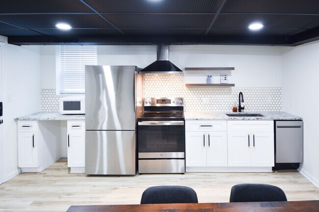Building Photo - 5 Bedroom || 2 Bathroom - Single Family Ho...