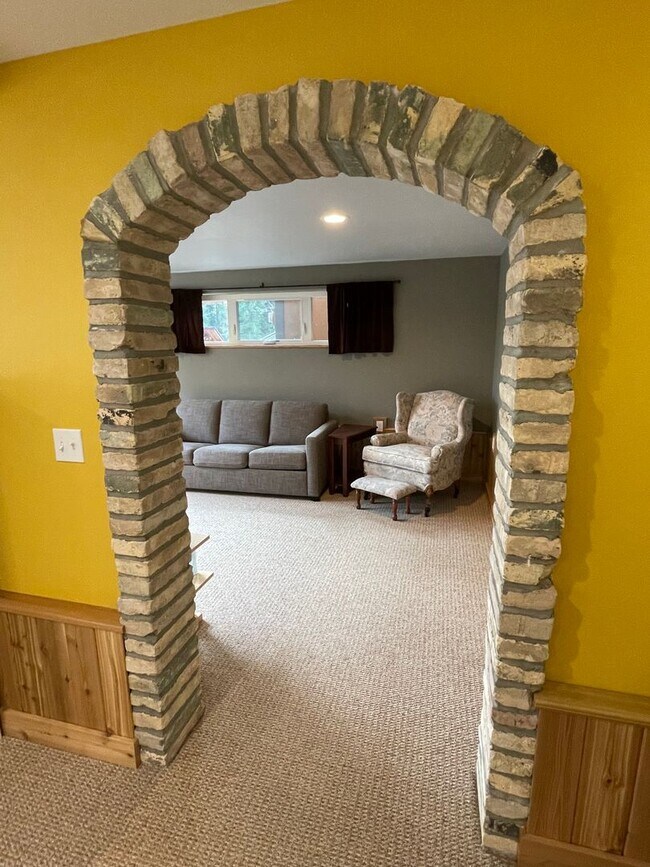 Building Photo - Lovely Furnished Honeymoon Bay Apartment!