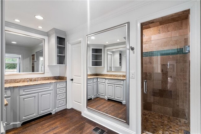 Building Photo - 2468 Ridgeway Dr