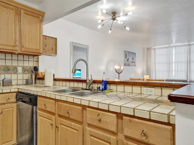 Building Photo - 3725 S Ocean Dr