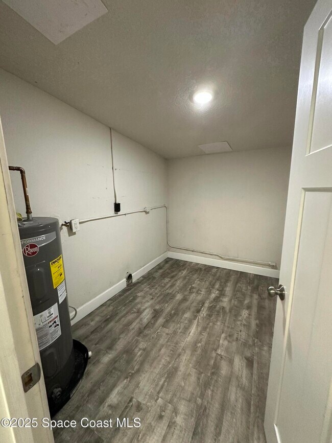 Building Photo - 1130 Delmonte St