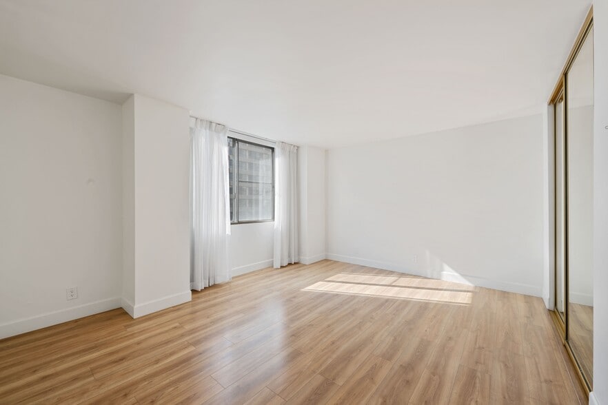 Primary Bedroom - 10747 Wilshire Blvd