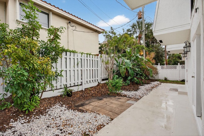 Building Photo - 536 SE 20th Ave