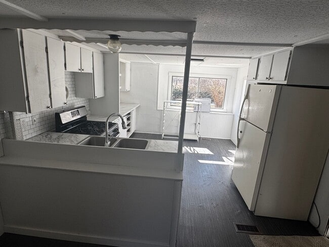 Building Photo - Great duplex 3 bed 1 bath townhome.