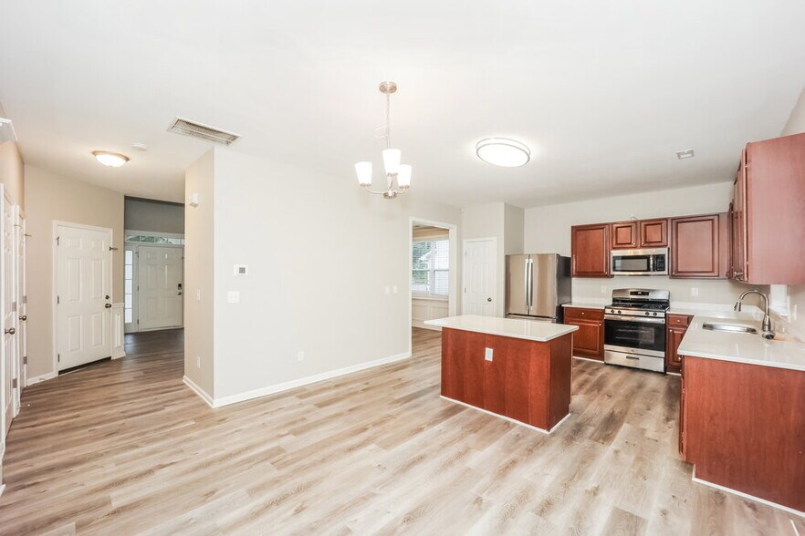 Building Photo - 8949 Crest View Cir