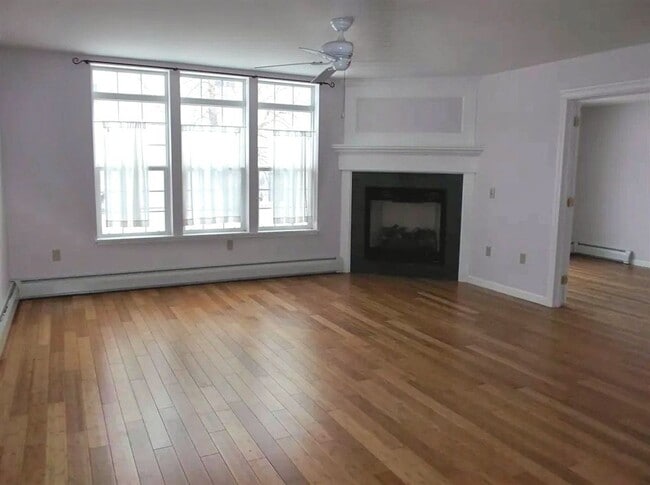 Building Photo - Spacious  South Burlington Townhouse for R...