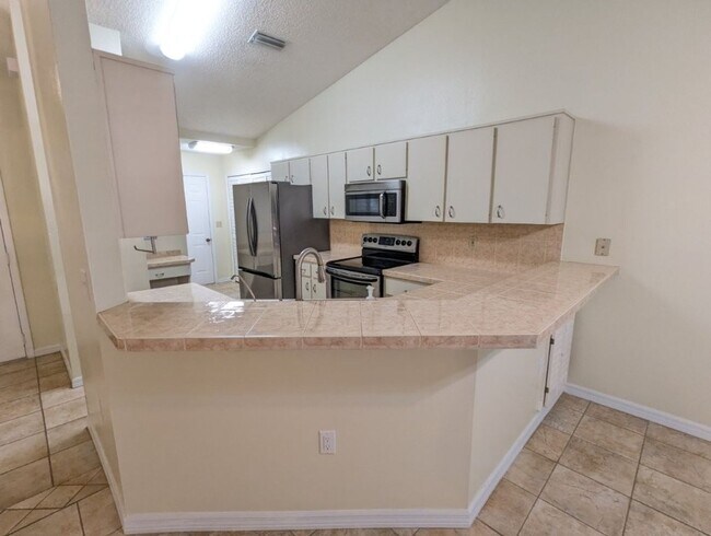 Building Photo - Must See!!!  Large 2 Bed 2 Bath with garag...