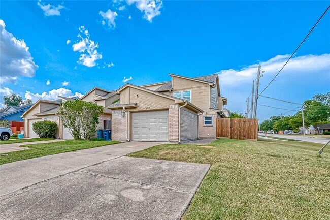 Building Photo - 502 Birdsong Dr