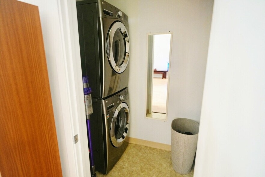 Building Photo - 670 5th St