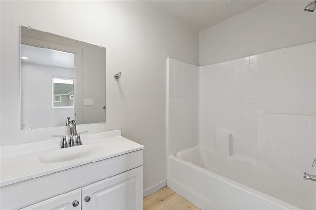 Building Photo - Like new 3 bedroom.