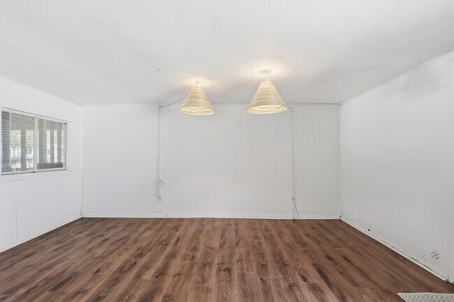 Building Photo - Great in Granbury