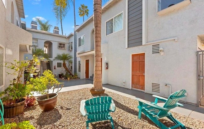 Building Photo - Beautiful 2 BD, 1.5 BA condo w/1 car detached garage for rent in University Heights!