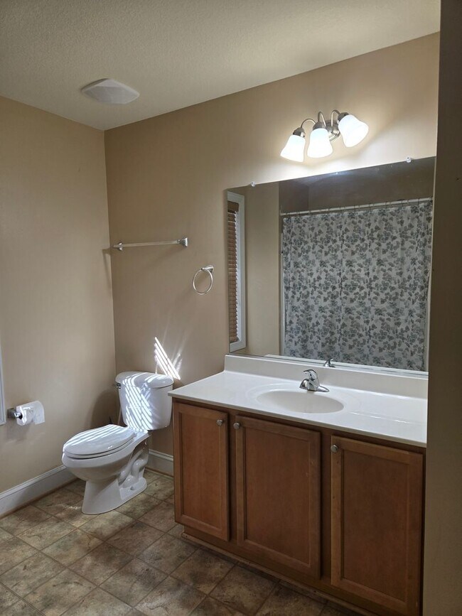 Building Photo - Lovely 3 Bedroom house near Town Center