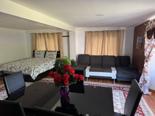 Building Photo - 367 Maple St