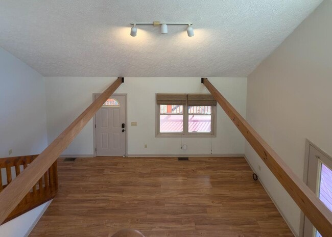 Building Photo - 450 Rhododendron Ln