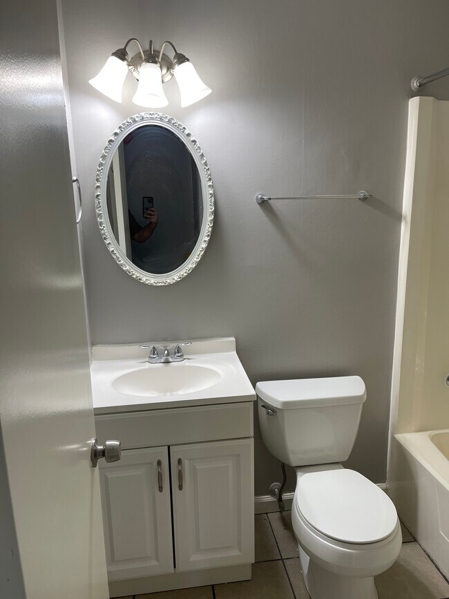 Building Photo - 4465 W Milham Ave