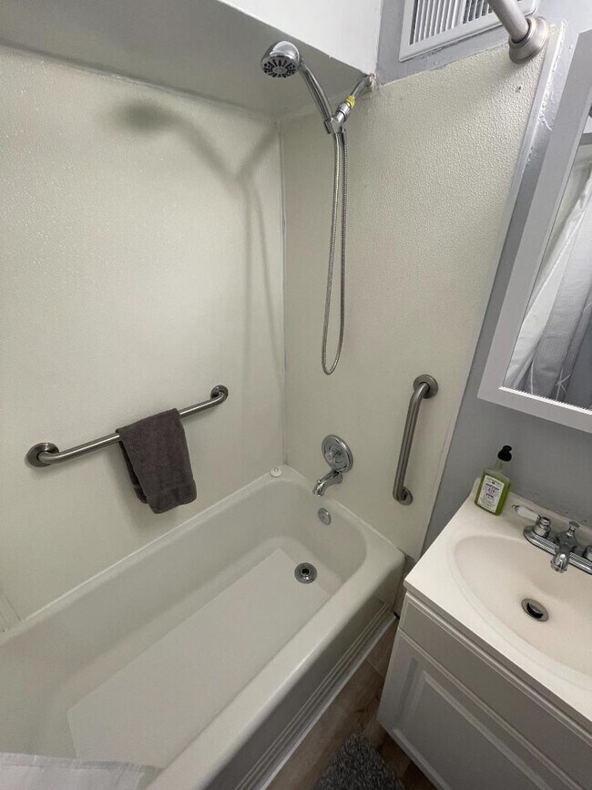 Building Photo - 2201 W State St