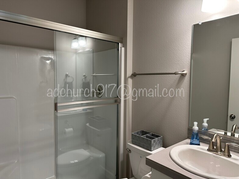 Main level bathroom - 37539 Sockeye St