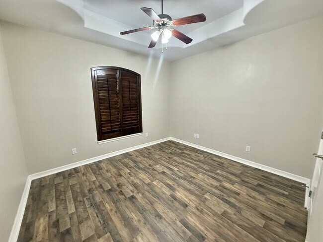 Building Photo - 1200 W Park Dr