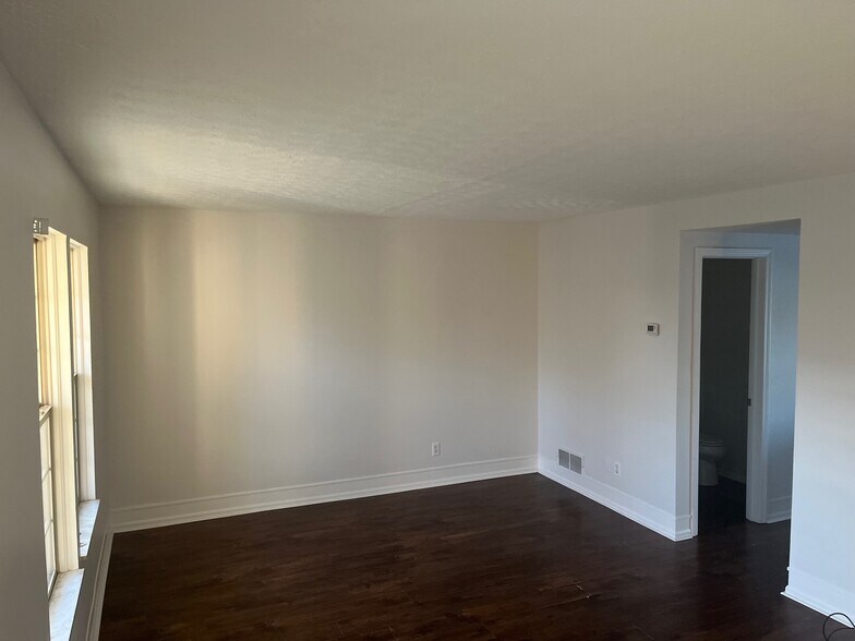 Building Photo - 1074 Lakegrove Court