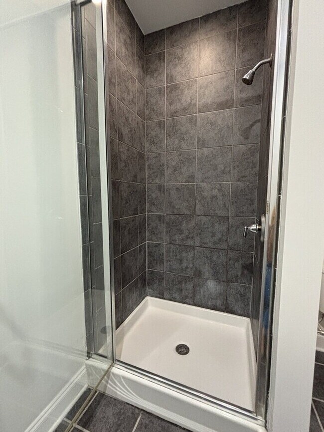 Building Photo - 5565 Colonial Chatsworth Cir