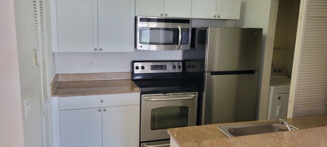 Building Photo - Lexington Place One Bedroom Condo