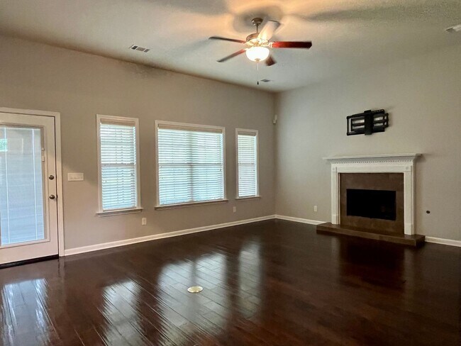 Building Photo - Deer Creek - 4BR/ 2 story/ 2500+SQFT