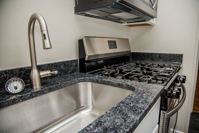 Building Photo - 1905 Grayland Ave