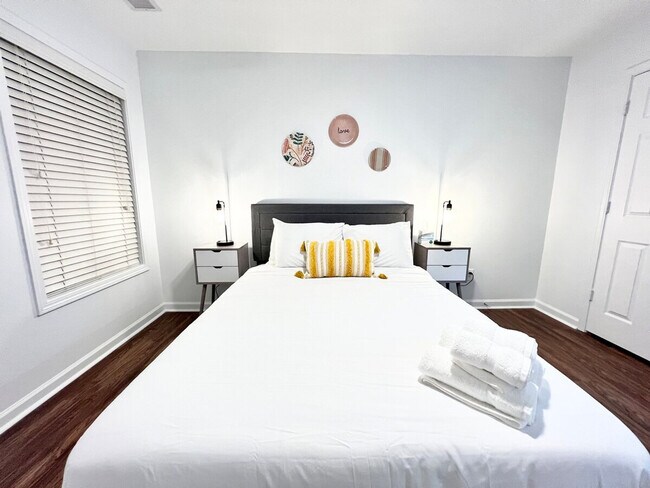 Building Photo - 6066 Barker Landing NE