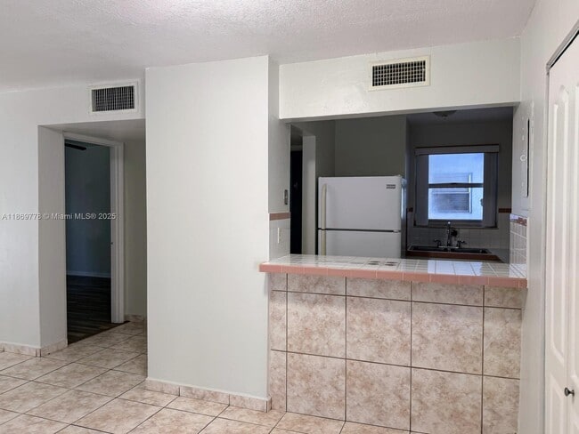 Building Photo - 210 Fontainebleau Blvd