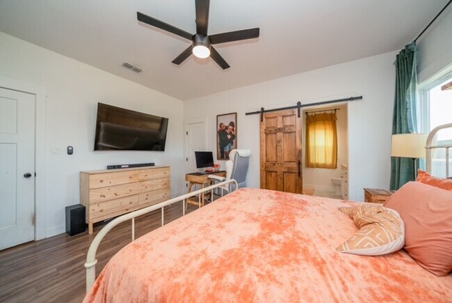 Building Photo - STUNNING modern farmhouse built in 2022 on 1 acre just outside the city limits of Tyler!