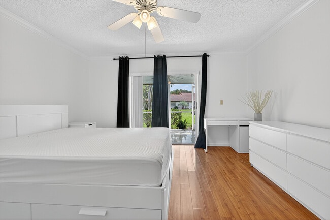 Building Photo - 6070 Sunny Manor Ct