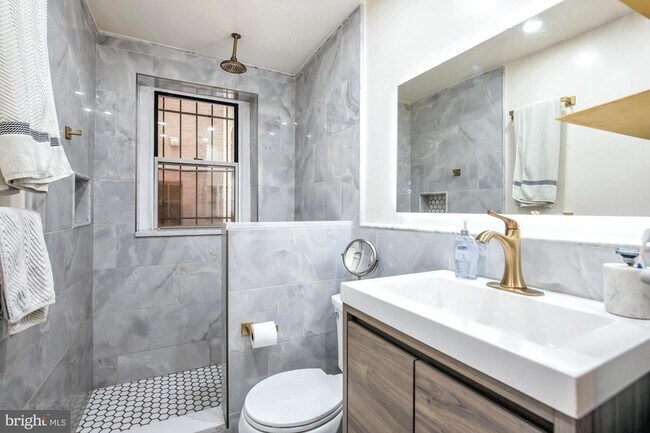 Building Photo - 1820 Clydesdale Pl NW