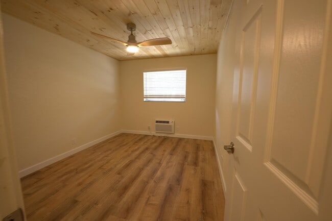 Building Photo - 220 Lucerne Ave