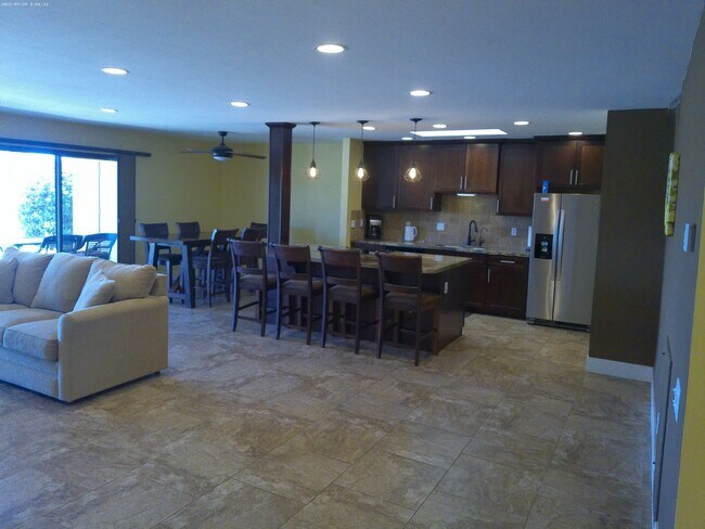 Building Photo - Charming Golf Course Condo for Rent – Residential Estates