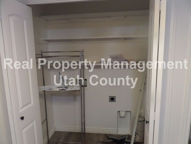 Building Photo - Darling Condo available