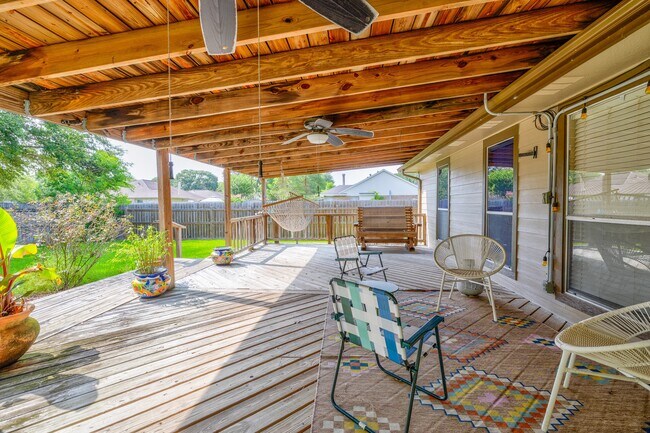 Building Photo - 421 Indianmeadow Dr