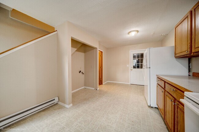 Building Photo - 104 N Colville Rd