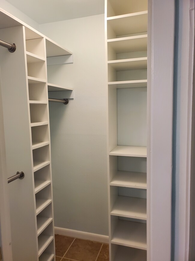 Building Photo - 380 Oriole Dr