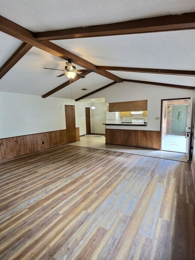 Building Photo - 1109 Hickory Dr