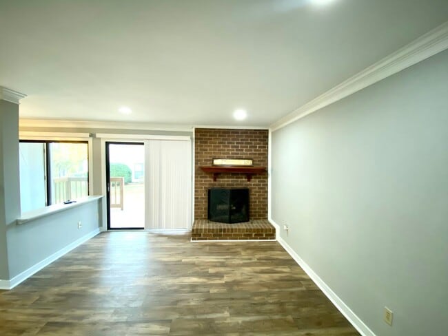 Building Photo - Beautiful condo