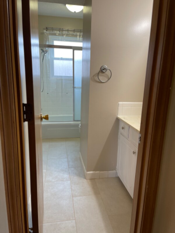 Building Photo - 3727 NE Colonial Dr