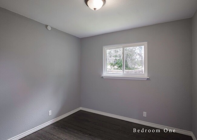 Building Photo - Beautifully remodeled 4 bedroom!