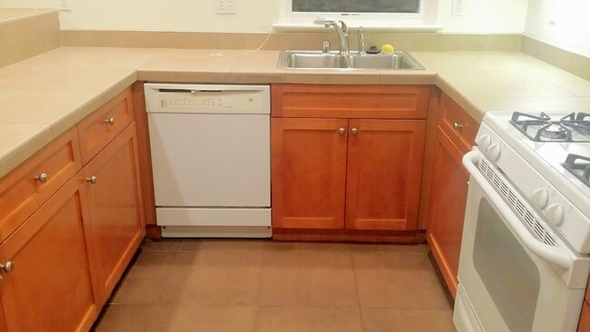 Building Photo - 3 Bedroom Townhome for Rent