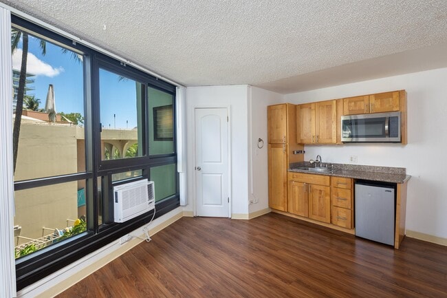 Building Photo - 134 Kapahulu Ave